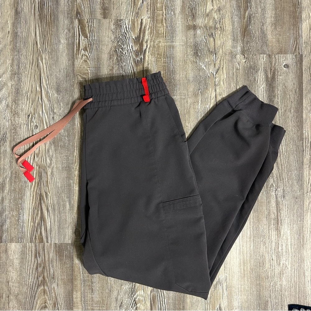 Figs women’s lesage jogger scrub pants, charcoal, medium.